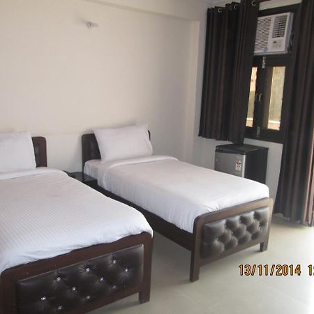 Charanpahari Hotel New Delhi Bagian luar foto