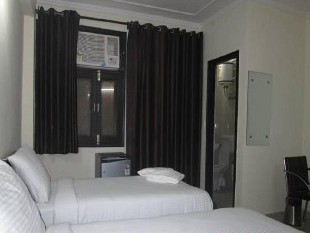 Charanpahari Hotel New Delhi Bagian luar foto