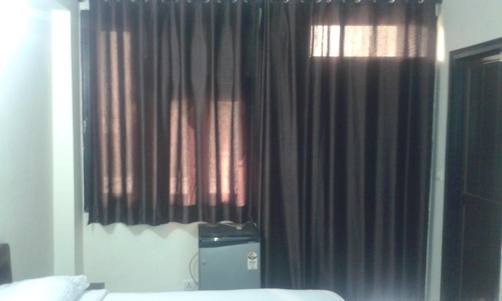 Charanpahari Hotel New Delhi Bagian luar foto