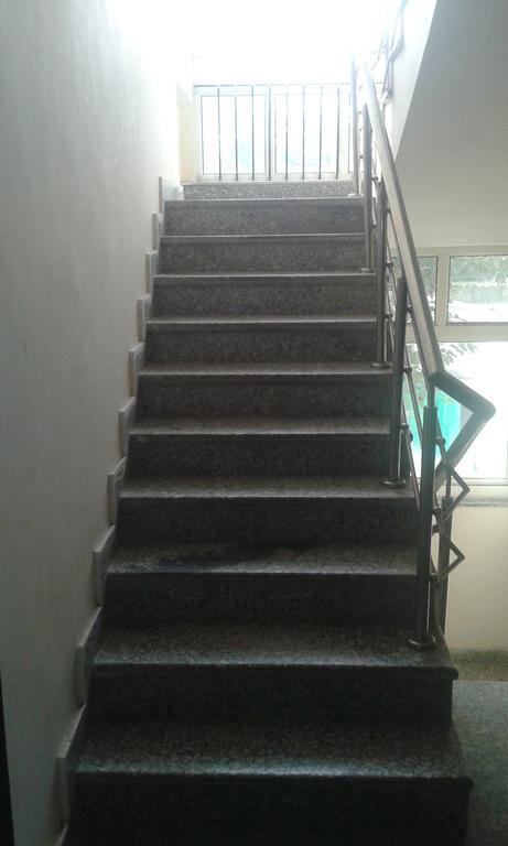 Charanpahari Hotel New Delhi Bagian luar foto