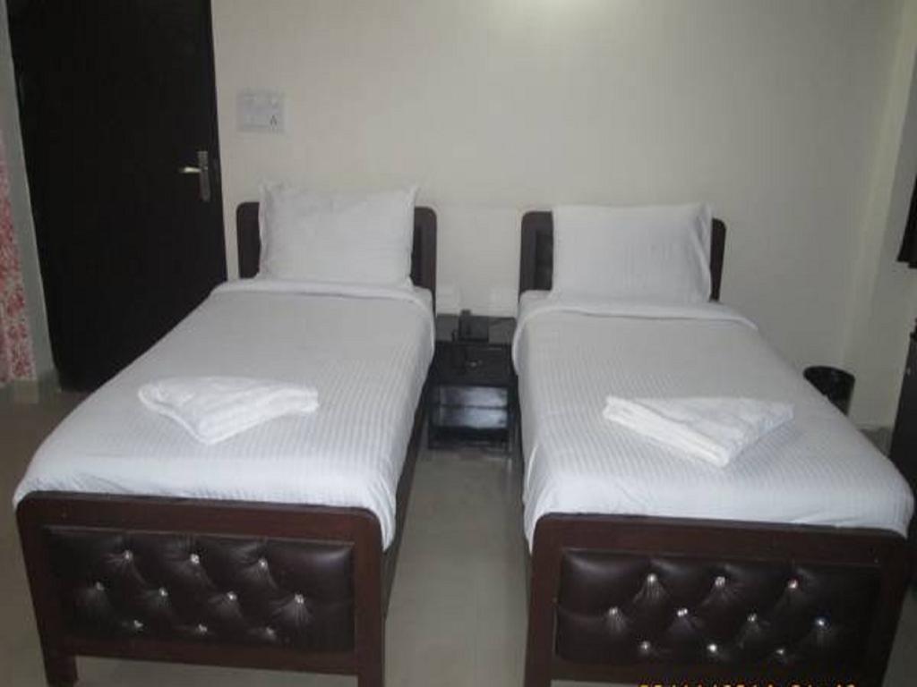 Charanpahari Hotel New Delhi Bagian luar foto