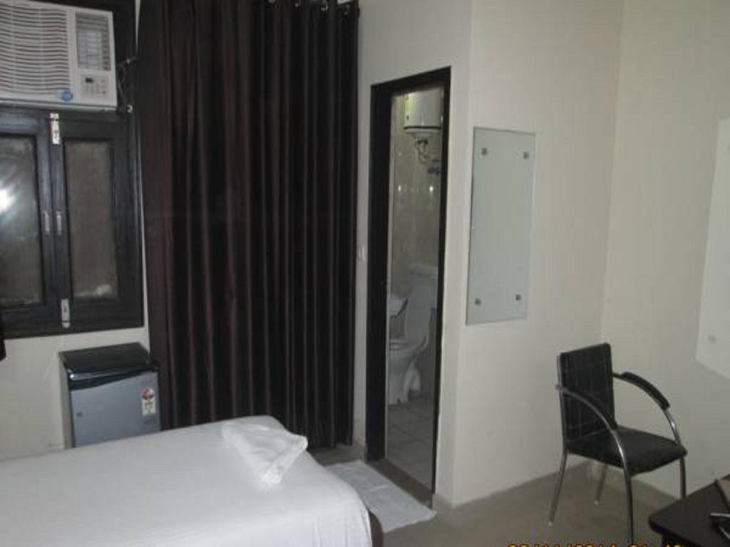 Charanpahari Hotel New Delhi Bagian luar foto