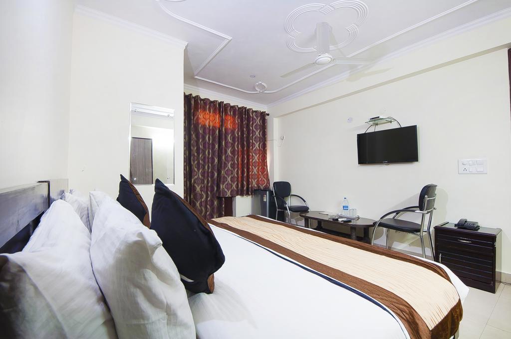 Charanpahari Hotel New Delhi Bagian luar foto