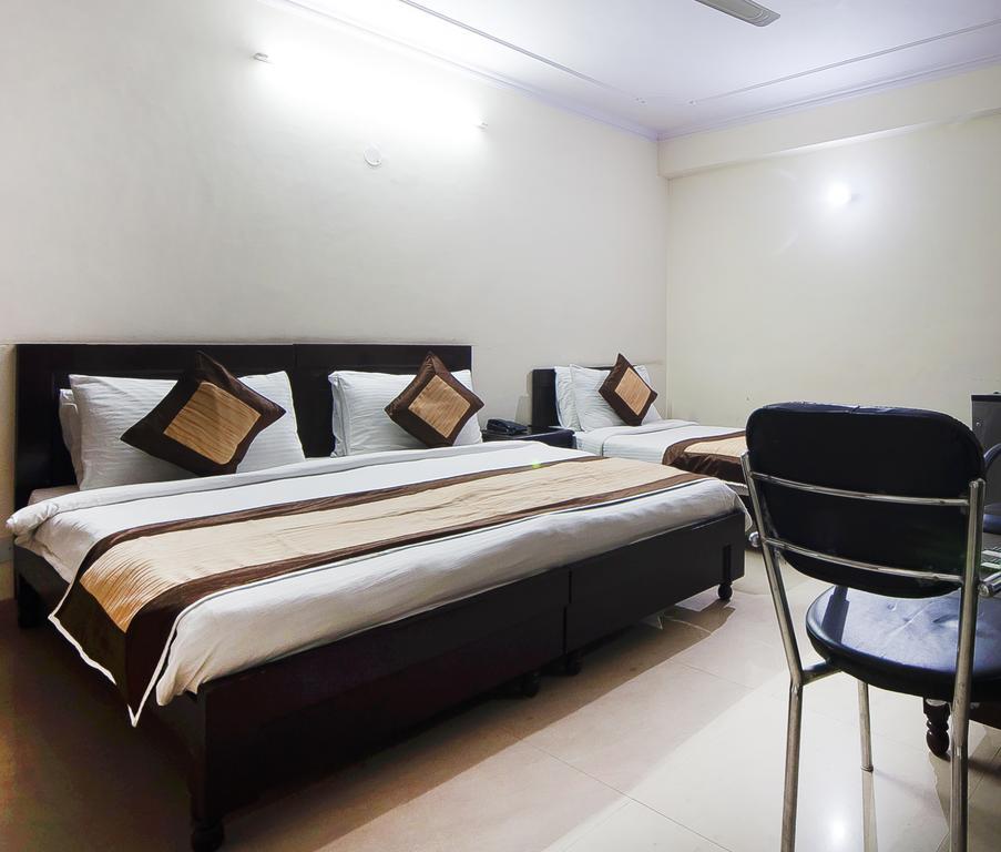 Charanpahari Hotel New Delhi Bagian luar foto