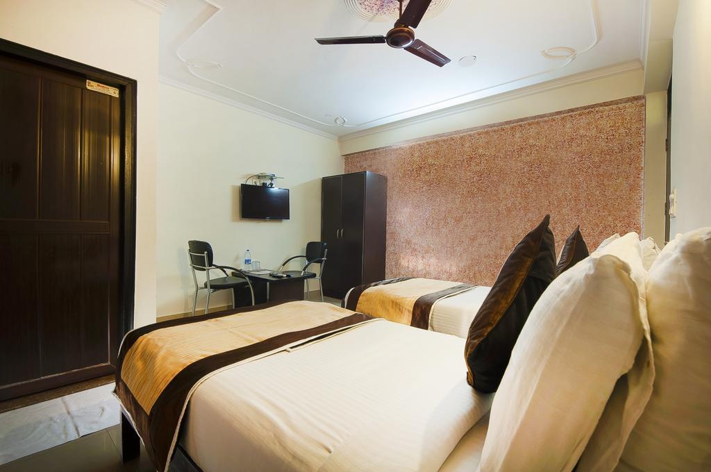 Charanpahari Hotel New Delhi Bagian luar foto