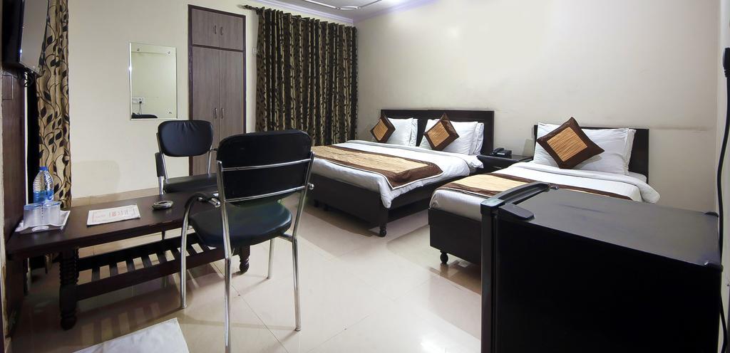Charanpahari Hotel New Delhi Bagian luar foto