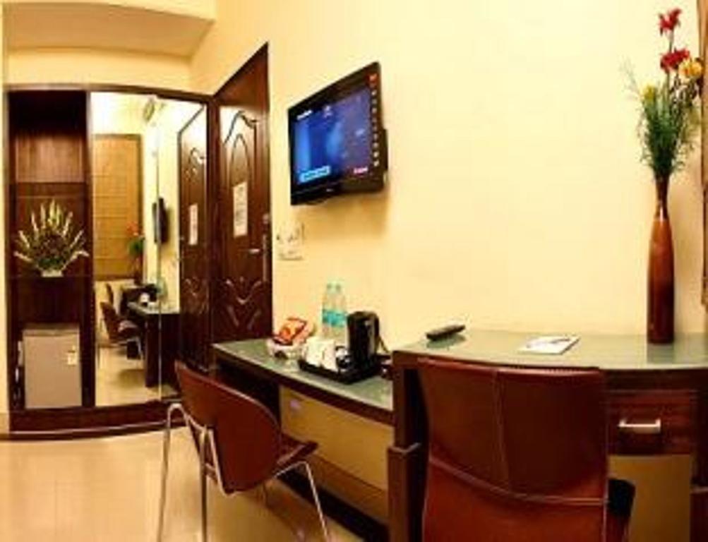 Charanpahari Hotel New Delhi Bagian luar foto