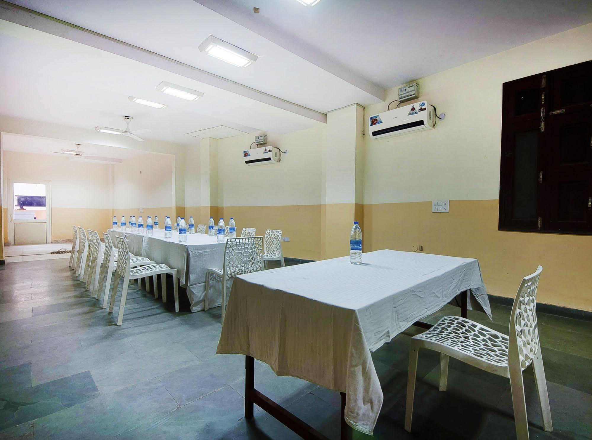 Charanpahari Hotel New Delhi Bagian luar foto