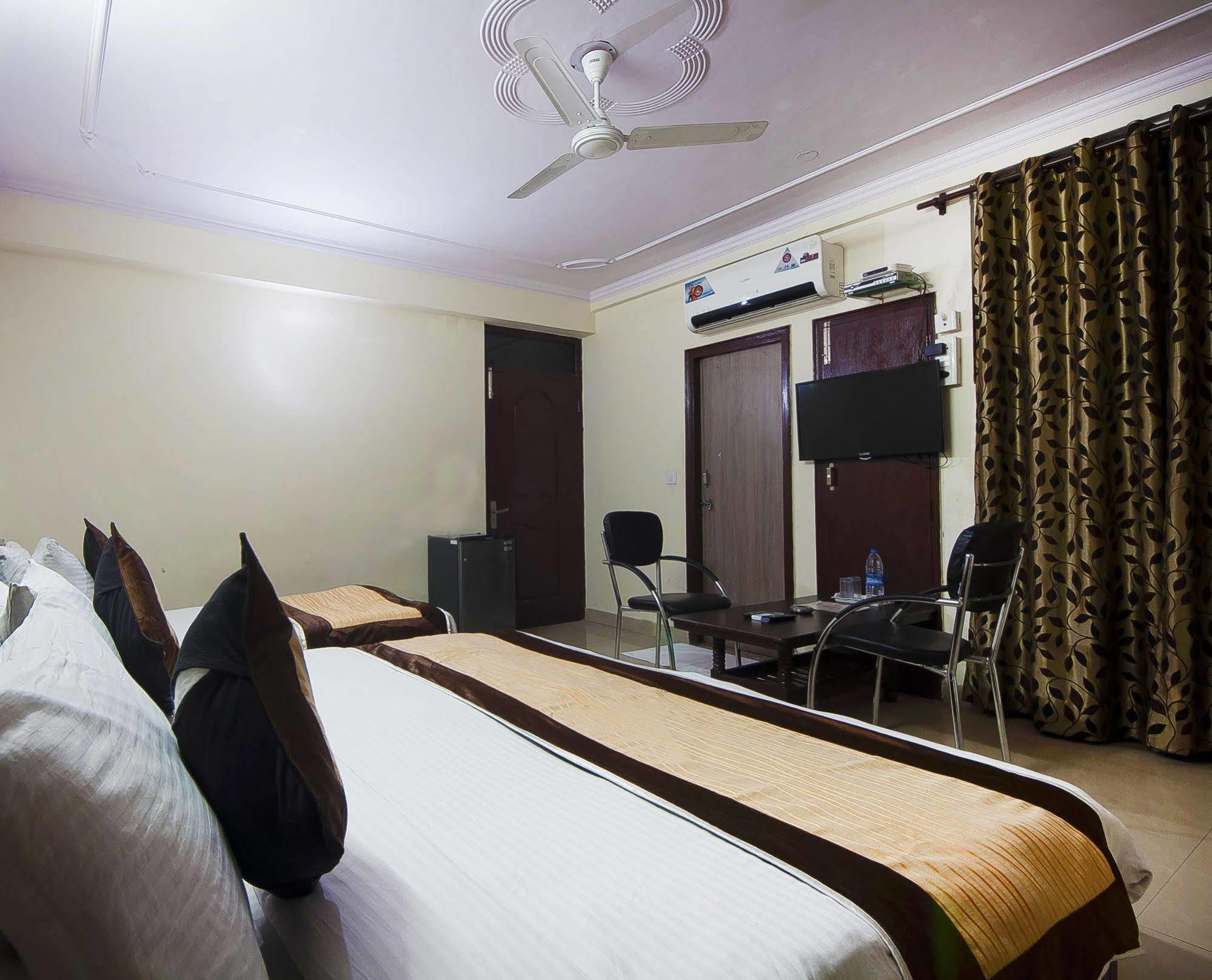 Charanpahari Hotel New Delhi Bagian luar foto