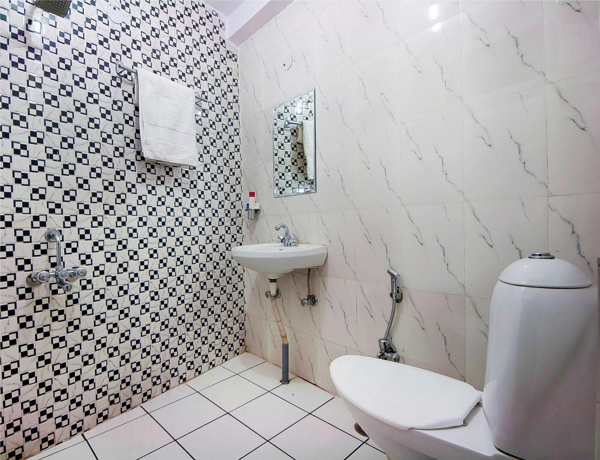 Charanpahari Hotel New Delhi Bagian luar foto