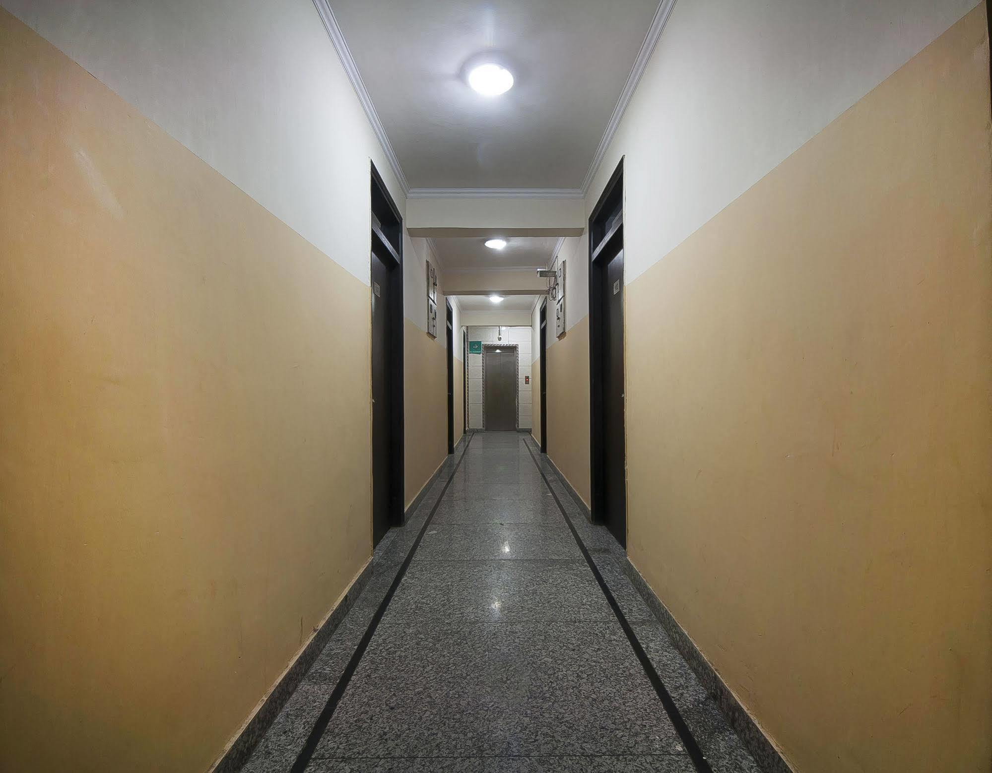 Charanpahari Hotel New Delhi Bagian luar foto