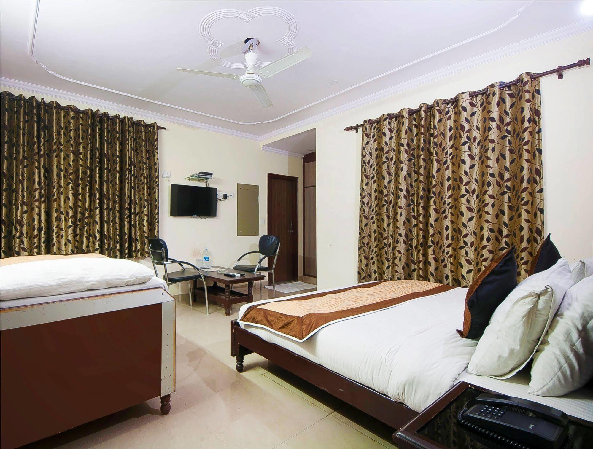 Charanpahari Hotel New Delhi Bagian luar foto