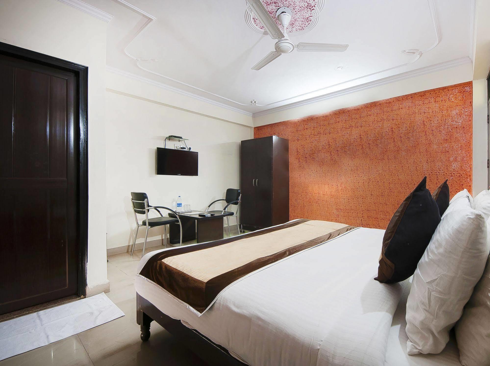 Charanpahari Hotel New Delhi Bagian luar foto