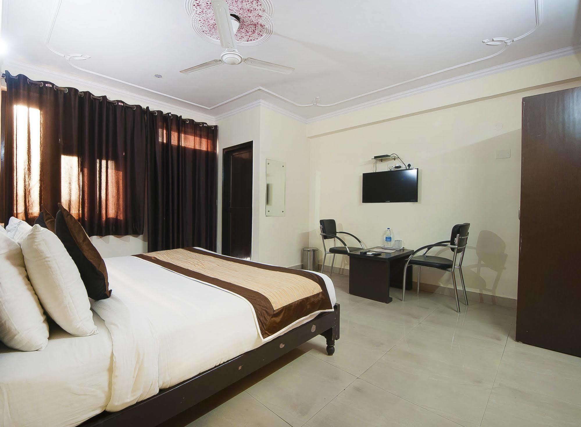 Charanpahari Hotel New Delhi Bagian luar foto