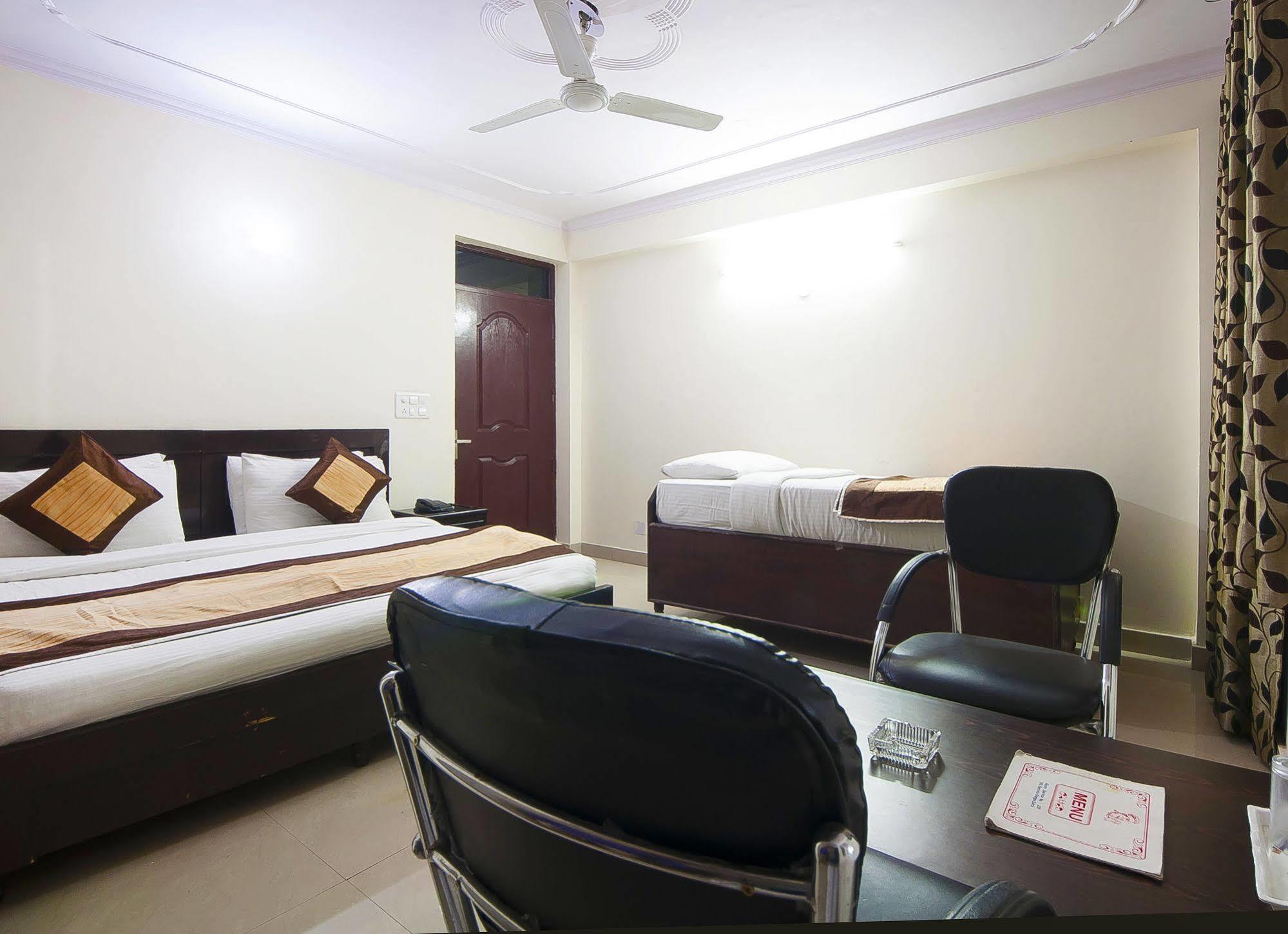 Charanpahari Hotel New Delhi Bagian luar foto
