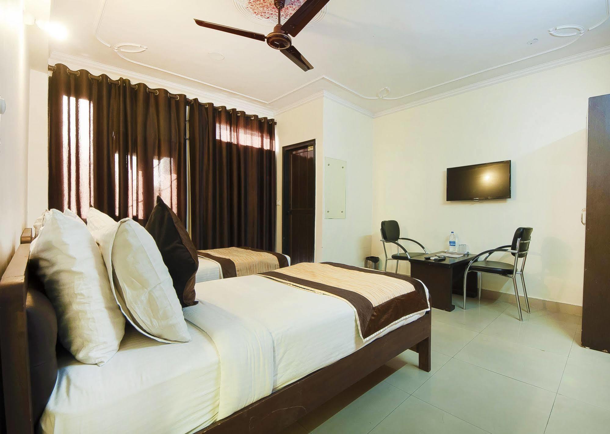Charanpahari Hotel New Delhi Bagian luar foto