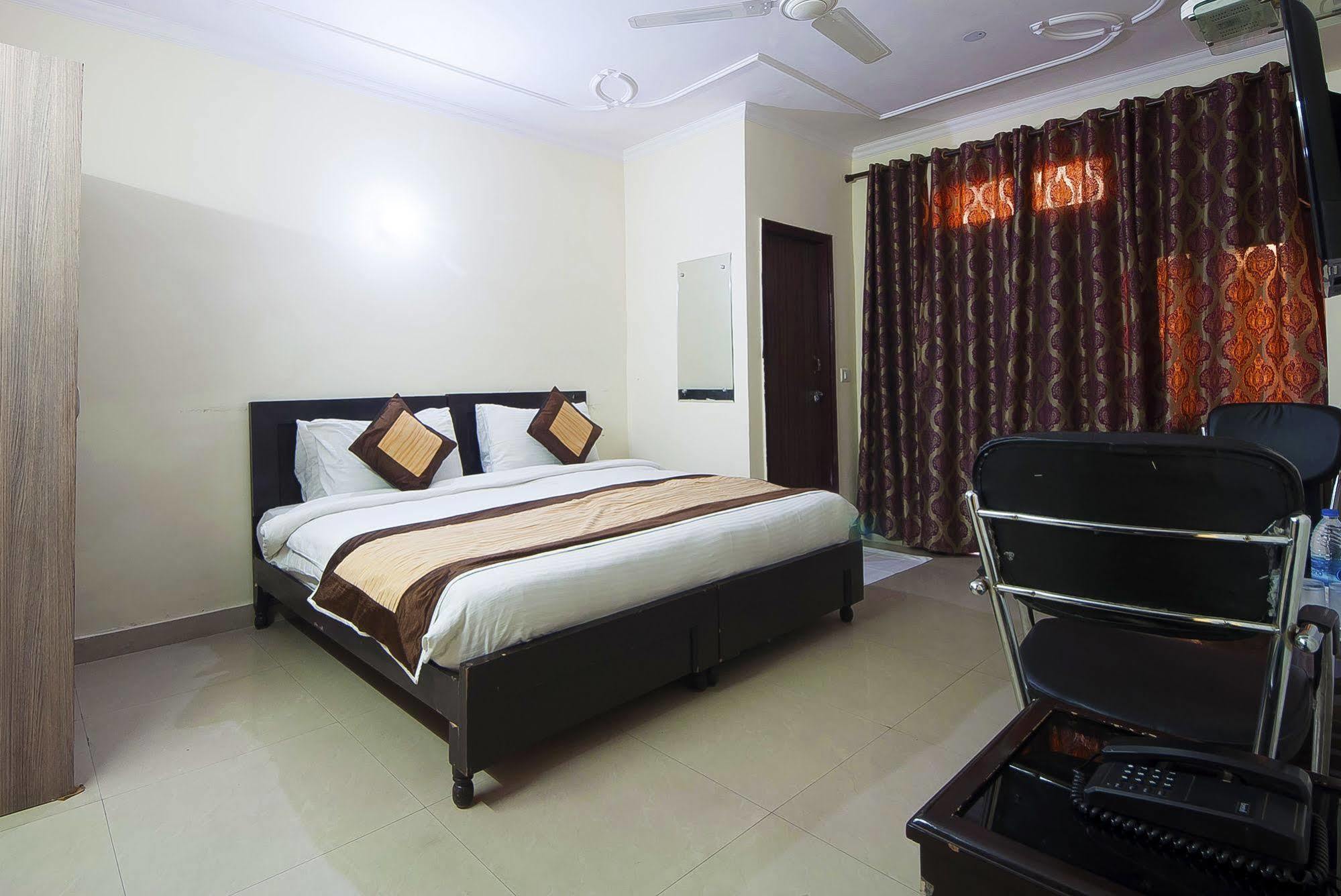 Charanpahari Hotel New Delhi Bagian luar foto
