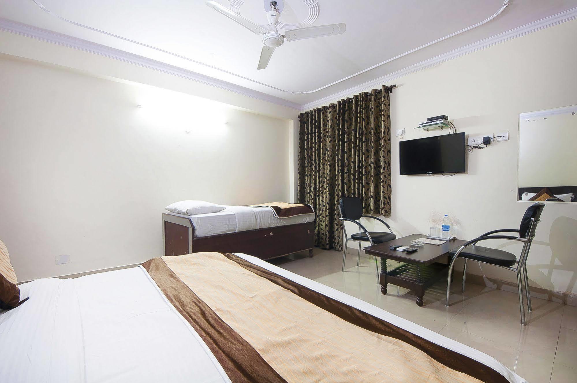 Charanpahari Hotel New Delhi Bagian luar foto