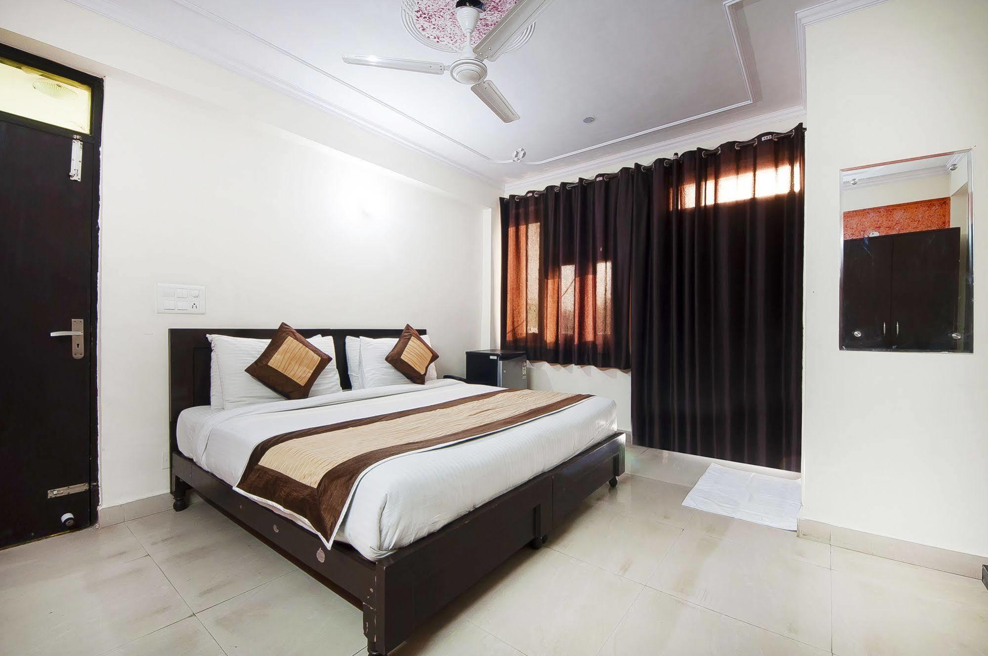 Charanpahari Hotel New Delhi Bagian luar foto