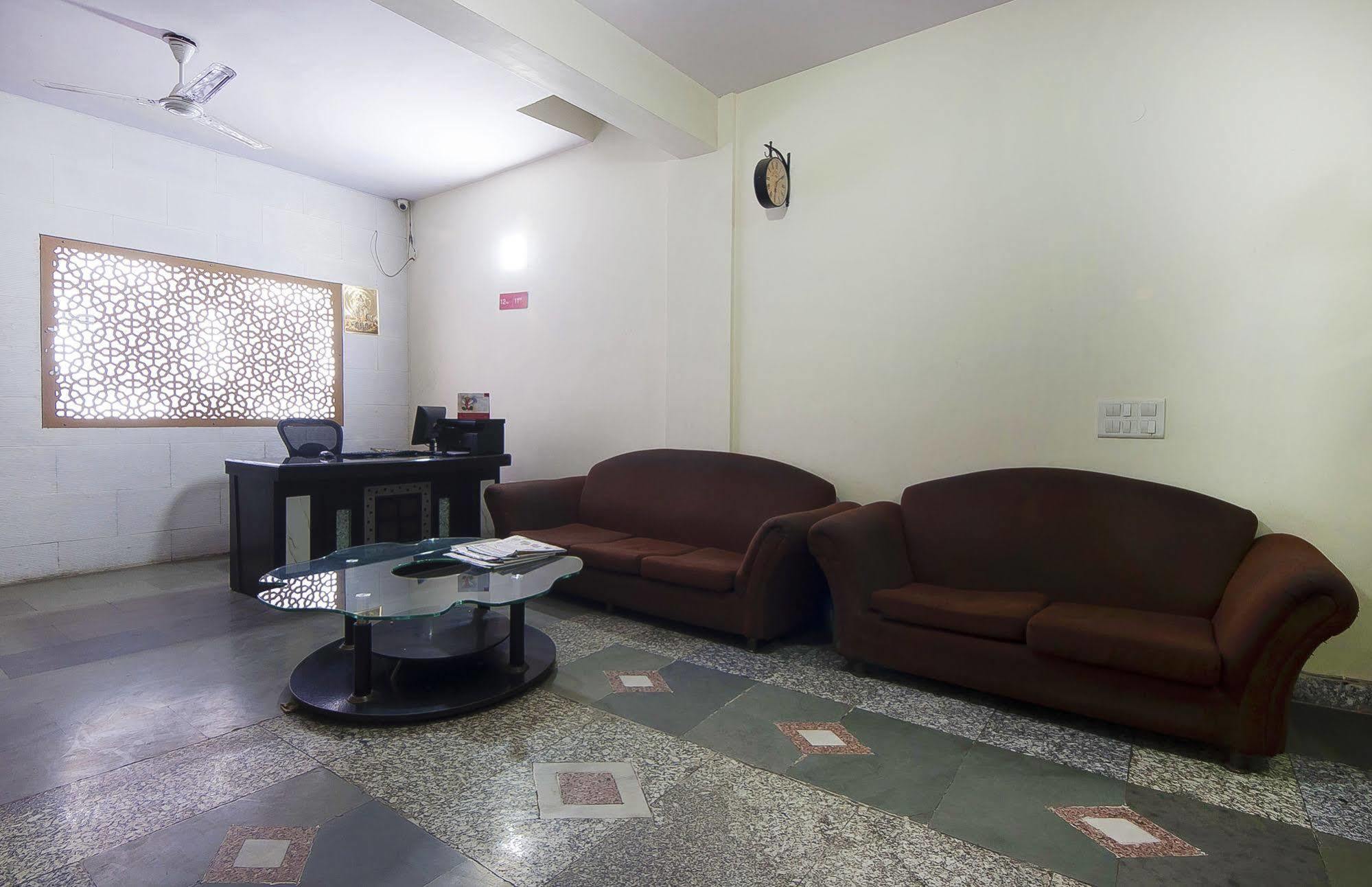 Charanpahari Hotel New Delhi Bagian luar foto