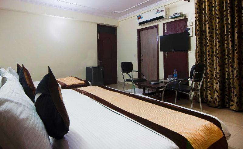 Charanpahari Hotel New Delhi Bagian luar foto