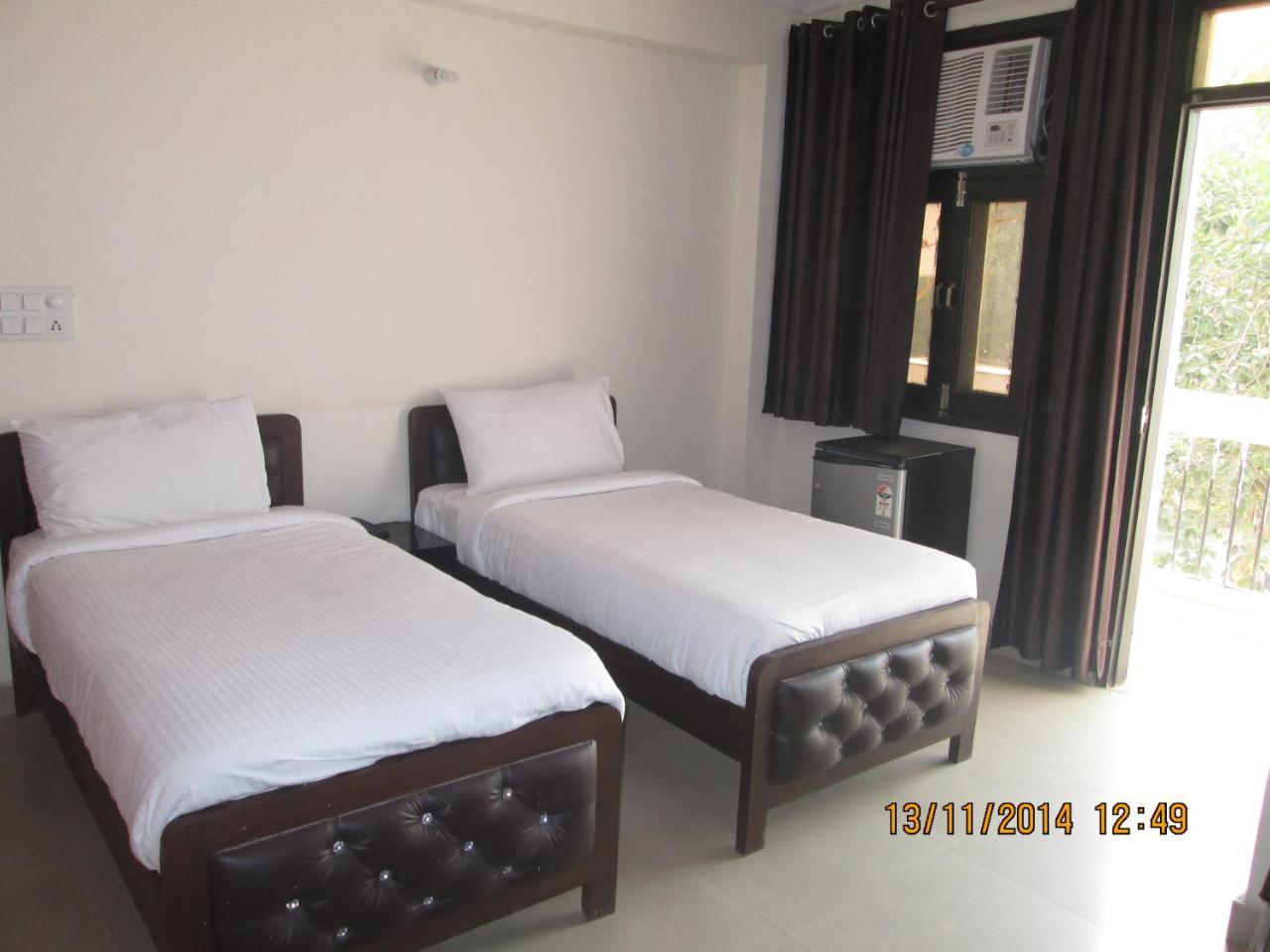 Charanpahari Hotel New Delhi Bagian luar foto
