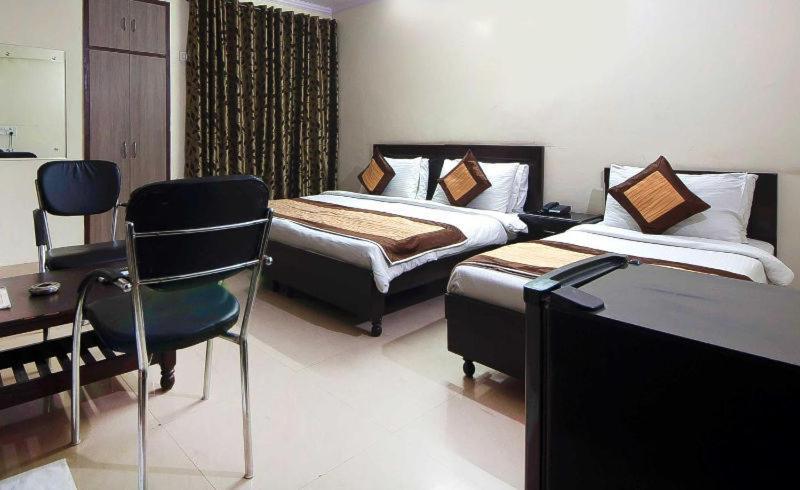 Charanpahari Hotel New Delhi Bagian luar foto