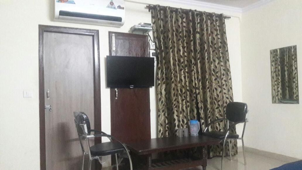 Charanpahari Hotel New Delhi Bagian luar foto