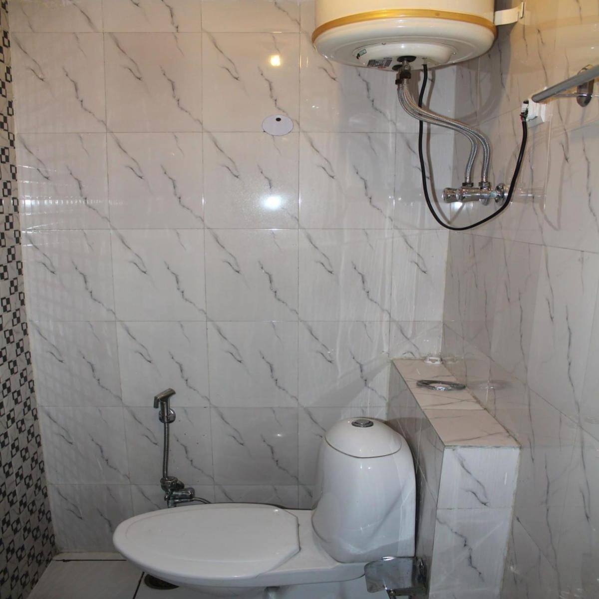 Charanpahari Hotel New Delhi Bagian luar foto
