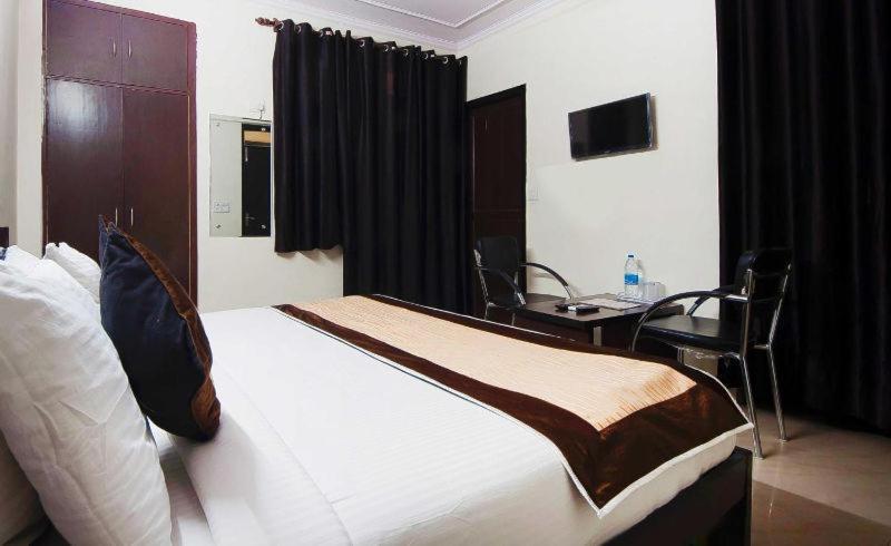 Charanpahari Hotel New Delhi Bagian luar foto